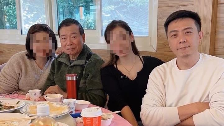廖錦德（右）與姊妹們將廖峻接回家照顧。（圖／翻攝自廖雪菱臉書）