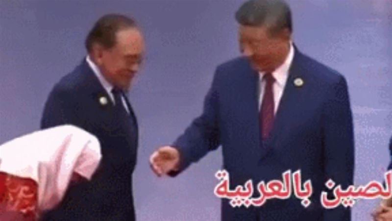 大马首相夫人拒绝握手,习近平右手尴尬悬在半空中。 (图/翻摄自X平台)
