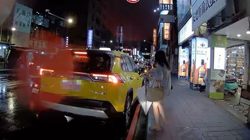 前方計程車為載客，打方向燈向路邊停靠；後方騎士差點撞上。（圖／翻攝自WoWtchout - 地圖型行車影像分享平台）