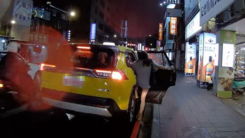 該名騎士險從後方撞上，不斷鳴按喇叭；攔車女子也揮手表示歉意，隨後上車。（圖／翻攝自WoWtchout - 地圖型行車影像分享平台）