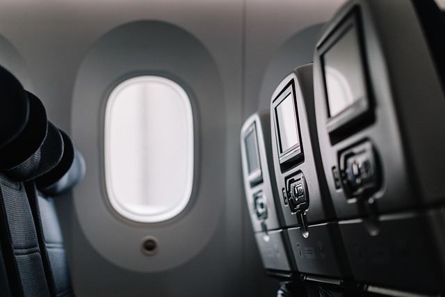 搭機愛坐靠窗位 增加1癌症風險 空服員示警,飛機上靠窗座位恐讓乘客肌膚曝露在過量紫外線中。(示意圖/Pixabay)