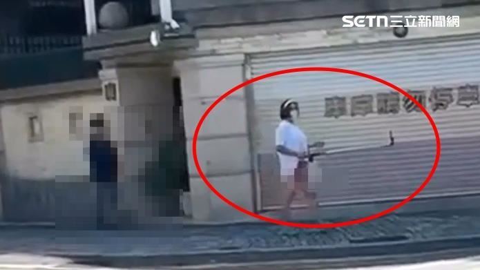 黃男穿女裝打扮，戴上假陽具裸露在外，拿自拍棒拍攝，走在台中市大里區引起民眾、議員關注。（圖／翻攝畫面）