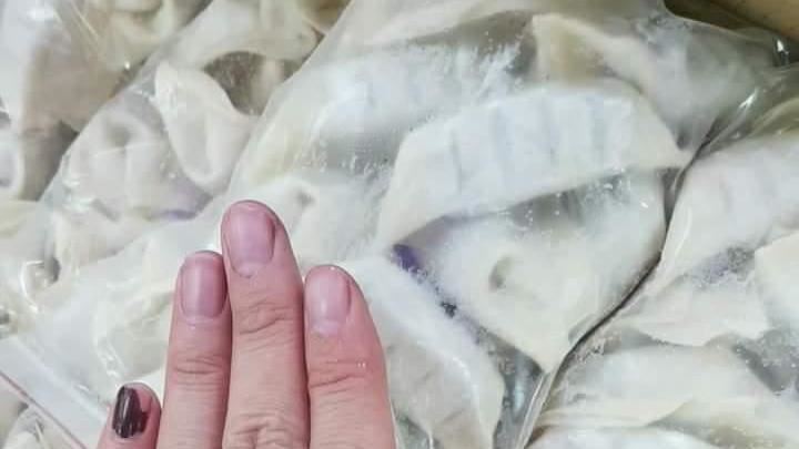 刑案證物的冷凍櫃中赫見同仁吃的冷凍食品，還包括一大包水餃。（示意圖／資料照）