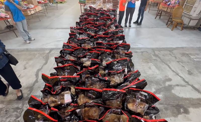 鹿港地藏王廟舉辦中元節普渡法會，2800隻「雞腿」供品的畫面十分壯觀。(圖／翻攝畫面)
