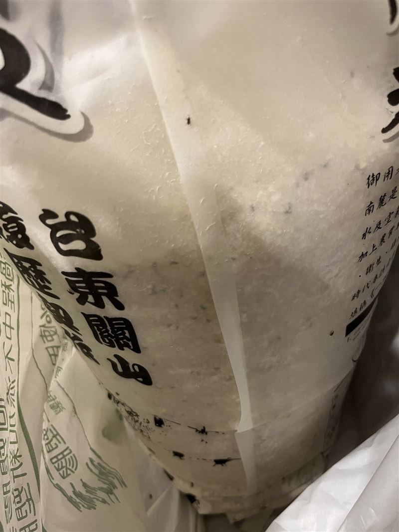 網友買好市多關山米回家，結果放了一段時間發現長滿米蟲。（圖／翻攝自Costco好市多 商品經驗老實說）