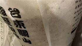 網友買好市多關山米回家，結果放了一段時間發現長滿米蟲。（圖／翻攝自Costco好市多 商品經驗老實說）