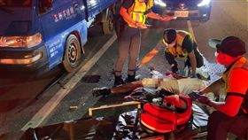 台東市區4日凌晨發生鬥毆、槍擊案，大同路上的一間酒吧遭人砸店，不久後漢陽北路就發生槍擊事件，造成多人受傷送醫，其中一名陳姓男子（20多歲）左腳踝中彈，槍手及另外1人被砍傷倒地，警方正依殺人未遂、槍砲、傷害等罪嫌偵辦中。