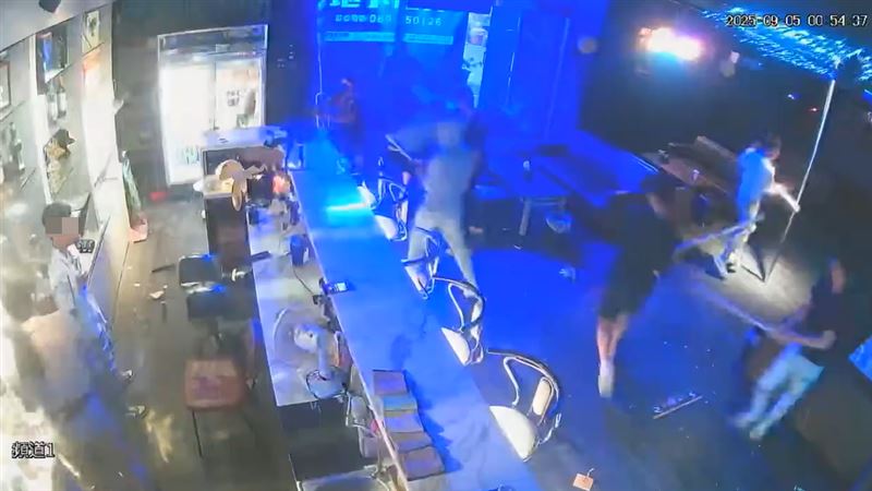 大同路上的一間酒吧遭人砸店。（圖／翻攝畫面）