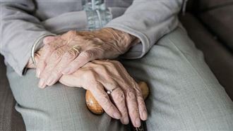 監視器見父摔！急喊她進去3小時