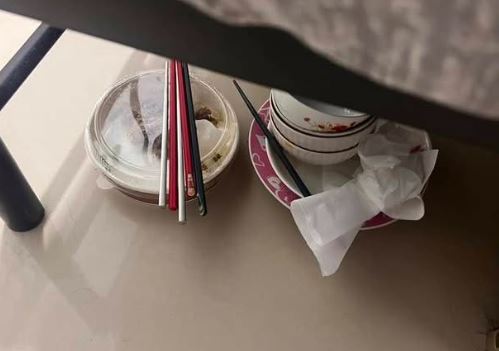 一名女網友抱怨，她用衛生紙將碗盤擦乾淨，並放在床底下，卻被男友媽媽碎念，讓她感到非常不爽。（圖／翻攝自靠北老婆）
