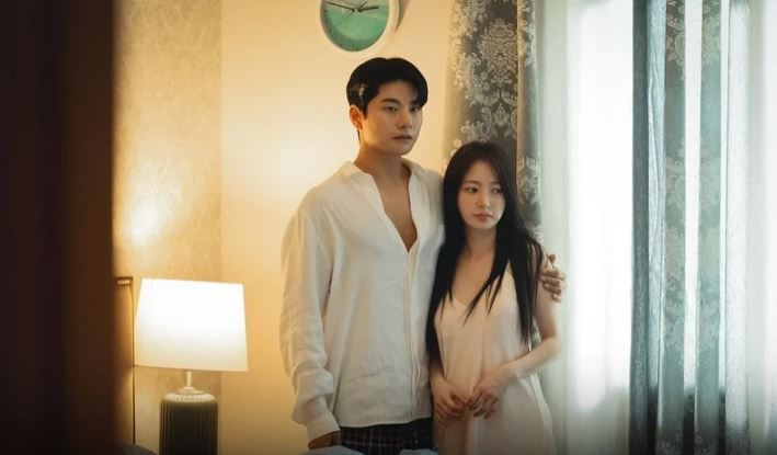 李伊庚(左)曾與宋昰昀(右)演出《和我老公結婚吧》。(圖/翻攝自tvn_dramaIG)
