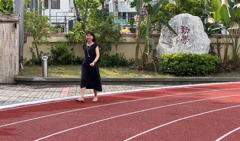 台中女中校長洪幼齡表示，願意以陪跑代替陪考，每天限量陪跑10圈，歡迎學生來揪。(圖／翻攝畫面)