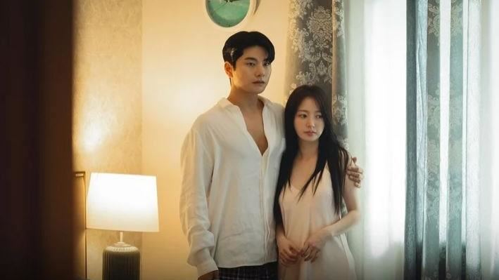 宋昰昀（右）因與李伊庚（左）演出《和我老公結婚吧》一夕爆紅。（圖／翻攝自tvn_dramaIG）