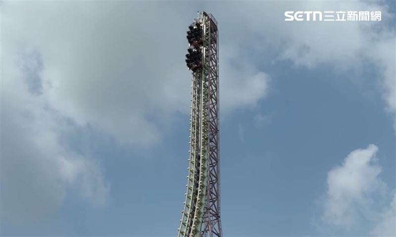 「極限挑戰」標榜全球唯一的U型滑板，U型高塔兩端直聳入天高達60公尺。（圖／翻攝畫面）