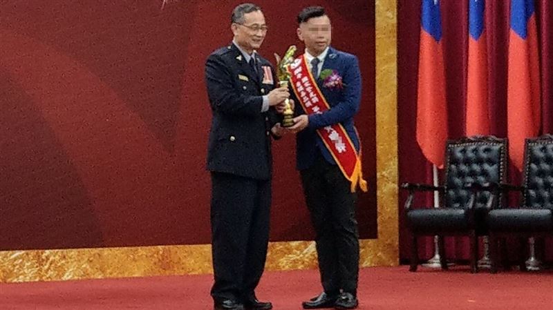 台東縣警察局少年警察隊一名曾獲得「國家警光獎」的黃姓偵查佐（右），因簽賭積欠巨額債務，涉嫌替詐騙集團洗錢被收押。（圖／翻攝畫面）