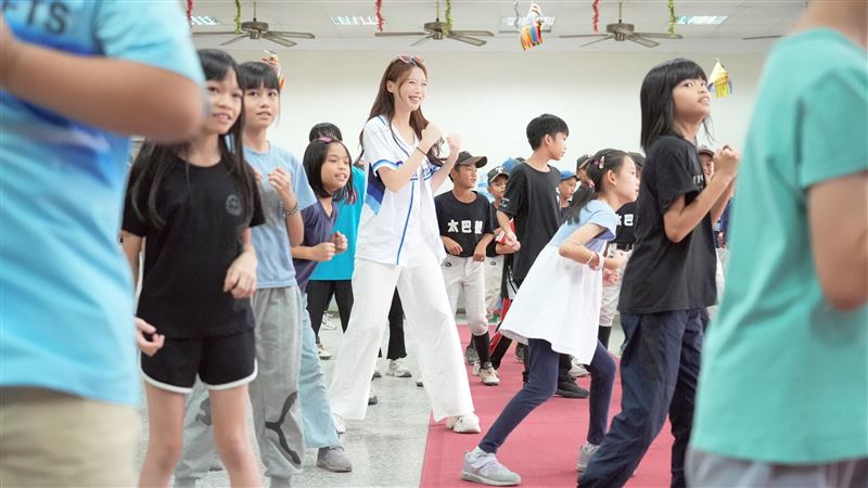 富邦悍將到花蓮回饋基層棒球，韓籍啦啦隊李雅英一起前往。（圖／富邦悍將提供）