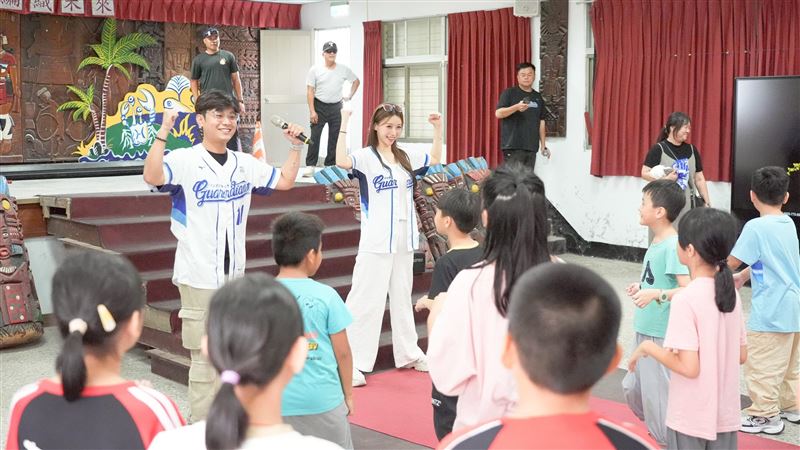 富邦悍將到花蓮回饋基層棒球，韓籍啦啦隊李雅英一起前往。（圖／富邦悍將提供）