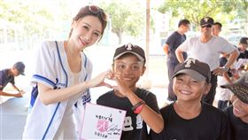 富邦悍將啦啦隊李雅英與少棒球員互動。（圖／富邦悍將提供） 