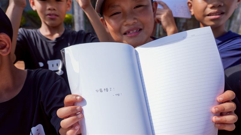 富邦悍將啦啦隊李雅英，寫中文給小球員打氣。（圖／富邦悍將提供）