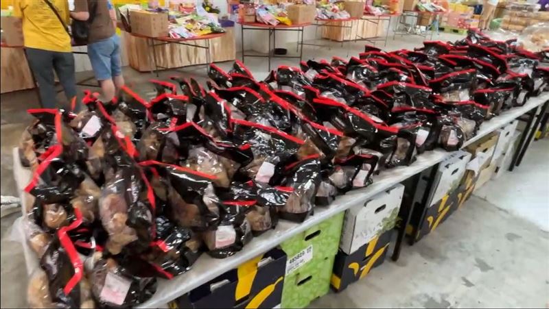 中元普渡掀起美式風潮，2800隻好市多烤雞腿成為祭品三牲的熱門首選，不只大人喜歡，連小朋友也搶著吃，讓好市多意外成了宮廟普渡的「指定合作夥伴」。（圖／好市多會員提供）