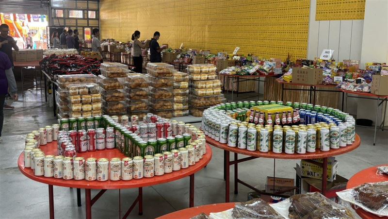 好市多賣場商品擺滿供桌，不只烤雞腿，飲料排成卍字形同樣吸睛，這股美式中元普渡風已有多間宮廟共襄盛舉。（圖／好市多會員提供）