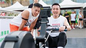 「客家一哥」小鐘（右），攜手明星御用健身教練浩克參賽。（圖／好看娛樂提供）