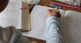 一名家長在網路上分享孩子異想天開的行徑。（示意圖／Photo AC）