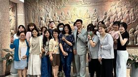 李洋拜會教育部，意外變成粉絲見面會。（圖／翻攝李洋臉書）