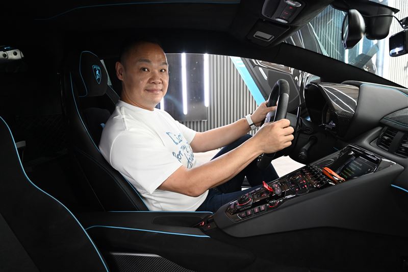 弘達國際蟹老闆是台灣外匯車業界的先鋒。（圖／記者鍾釗榛攝影）