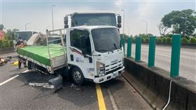 台南市,安定區,台南,車流,車禍,追撞,駕駛,受困,國道圖片描述。（圖／翻攝畫面）