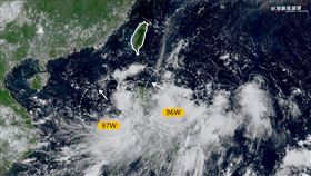 雙擾動發展，週末通過巴士海峽。（圖／翻攝自台灣颱風論壇｜天氣特急臉書）