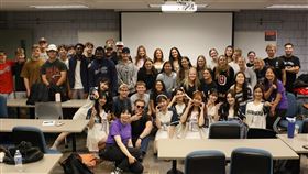 樂天女孩前進美國大學介紹台灣啦啦隊文化。（圖／樂天桃猿球團提供） 