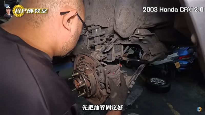 「科P傳教室」單元講解許多車輛維修及翻新的知識。（圖／翻攝自小施汽車YT）