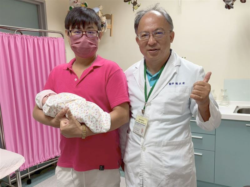 出生僅21天的小女嬰感染呼吸道融合病毒，差點引發重症危機。（圖／烏日林新醫院提供）