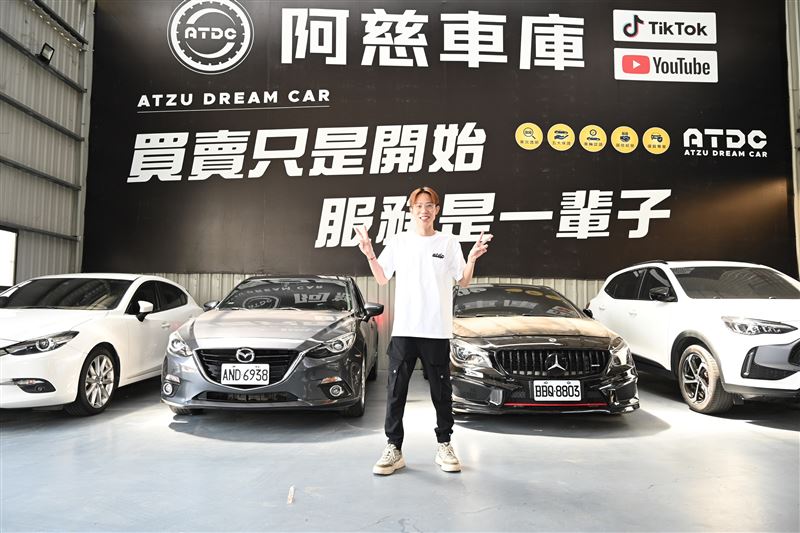 一頭金髮、配上一副娃娃臉，阿慈用專業與用心製作豐富的中古車影音內容。（圖／記者鍾釗榛攝影）