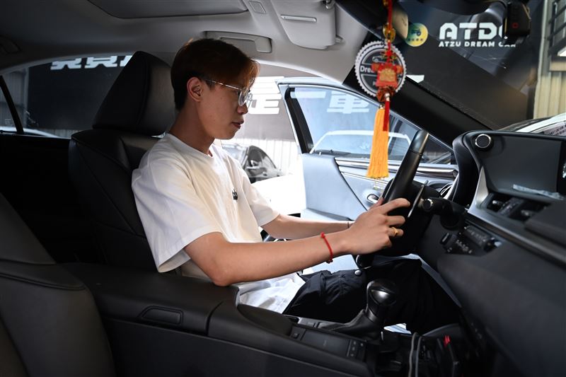 阿慈堅持自己的理念，翻轉中古車商的刻板印象。（圖／記者鍾釗榛攝影）