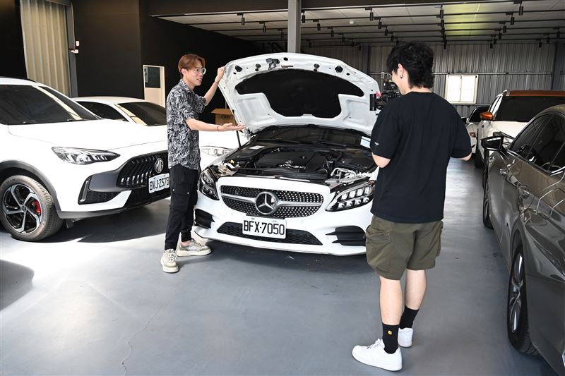 阿慈製作影片分享資訊，也宣揚自己的理念。（圖／記者鍾釗榛攝影）