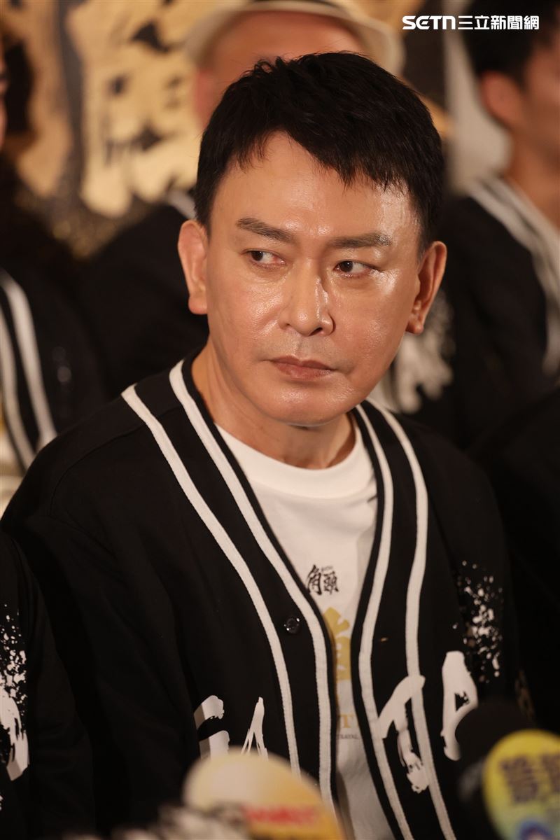 王識賢夜市掃街直接開唱。（圖／記者鄭孟晃攝影）