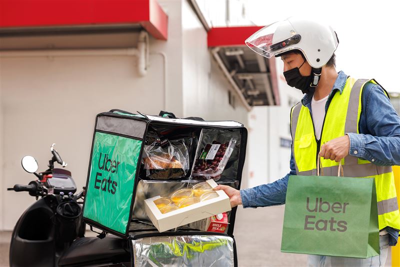 Uber Eats 保溫袋全新升級，除了容量提升、強化保溫，更增加反光面積，能見度提升46%。（圖／Uber | Uber Eats提供）