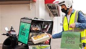Uber Eats 保溫袋全新升級，除了容量提升、強化保溫，更增加反光面積，能見度提升46%。（圖／Uber | Uber Eats提供）
