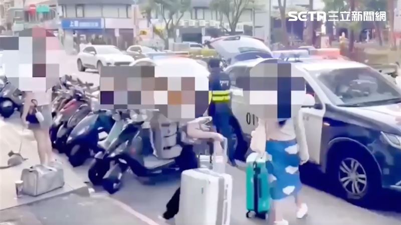 警方查獲，正在進行性交易的9名嫖客、13名應召女，共23人。（圖／翻攝畫面）