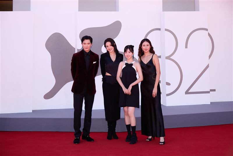 邱澤（左起）、導演舒淇、白小櫻、9m88亮麗出席威尼斯首映紅毯。（圖／甲上提供）