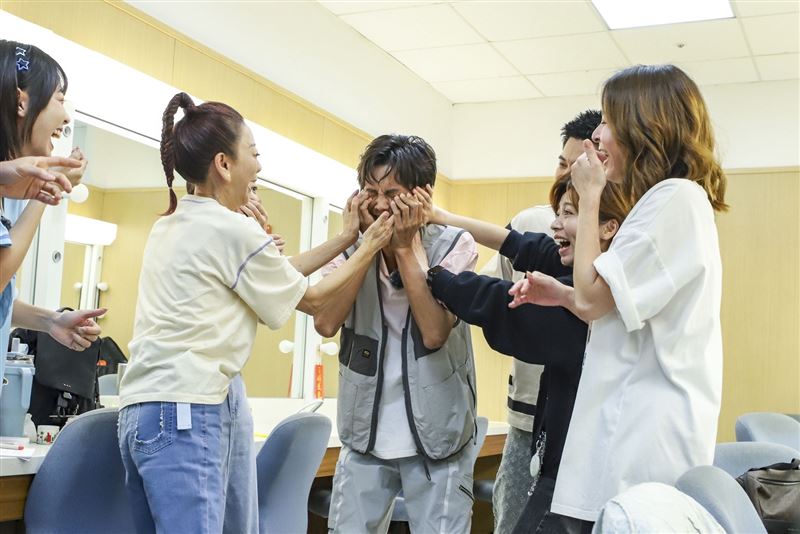 阿翔（中）被大家呼巴掌。（圖／民視提供）