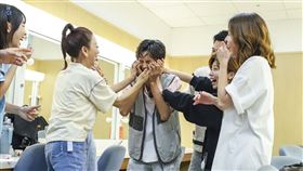 阿翔（中）被大家呼巴掌。（圖／民視提供）