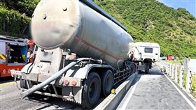 新北市貢寮區台2線113K，今天（5日）下午1時許發生一起車禍事故，一輛砂石車不明原因與油罐車發生碰撞，警消人員獲報到場搶救，現場有3人受傷，意識都清醒，因肇事車輛尚未排除、地上有油漬，台2線新北貢寮至宜蘭頭城雙向都無法通行，詳細肇事原因仍待釐清。