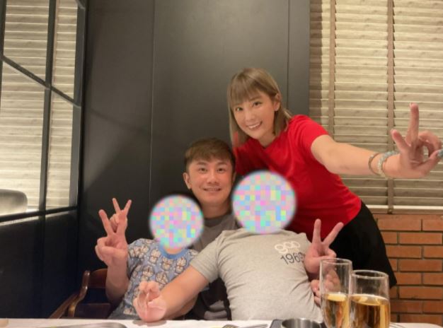 婚後的郭婷筠（右），和同為歌手的老公彭正（左）育有2個可愛兒子。（圖／翻攝自郭婷筠FB）