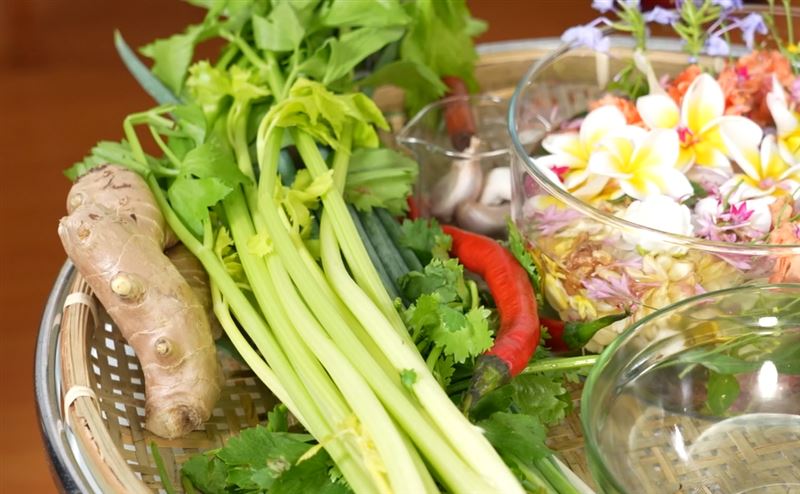 《阿鴻の美食散步》利用新埔在地食材，打造「新埔私廚創意客家小炒」。（圖／翻攝畫面）