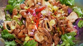 《阿鴻の美食散步》利用新埔在地食材，打造「新埔私廚創意客家小炒」。（圖／翻攝畫面）