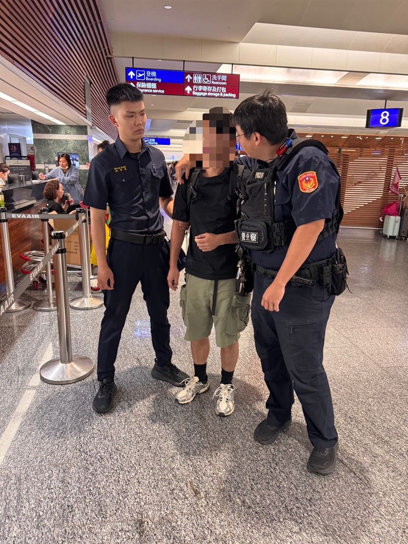 馬來西亞籍江姓男子（中）於8月底在某車站附近旅店準備退房、企圖潛逃出境時，專案人員及時持拘票上門拘提，當場查扣新台幣1萬6000元及手機1支。（圖／翻攝畫面）