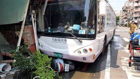 台南,公車,消防栓,民宅,爆衝